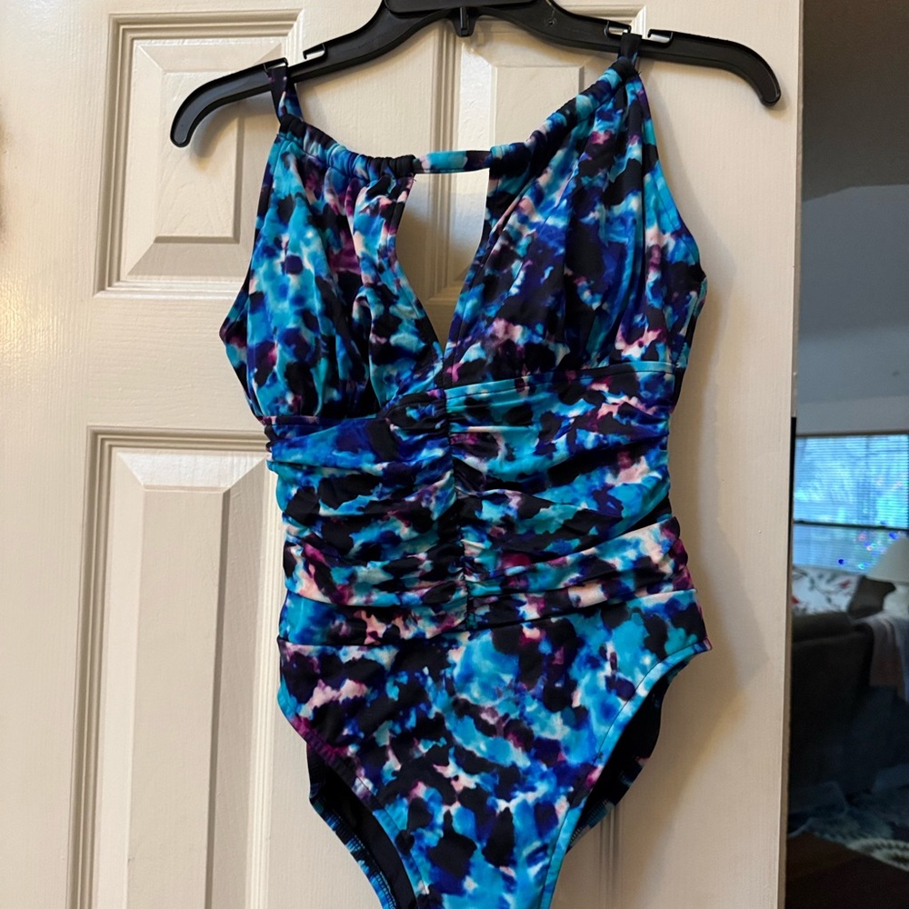 Beautiful Keyhole Magic suit by Miraclesuit sz8. - Picture 2 of 6